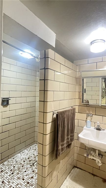 Image 25 of property listing at 229 Meadowbrook Road, Hermitage, PA 16148