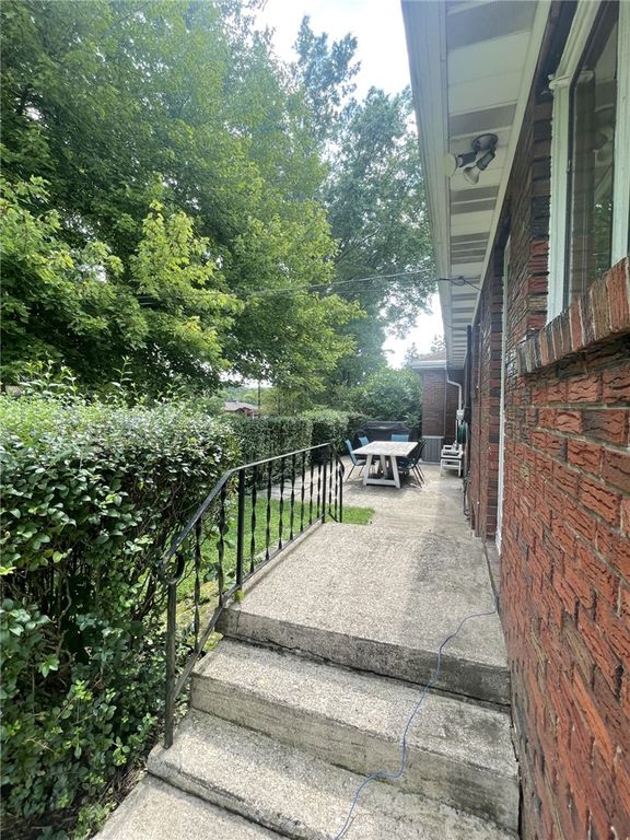 Image 28 of property listing at 229 Meadowbrook Road, Hermitage, PA 16148
