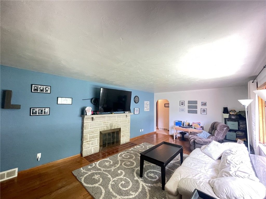 Image 3 of property listing at 229 Meadowbrook Road, Hermitage, PA 16148