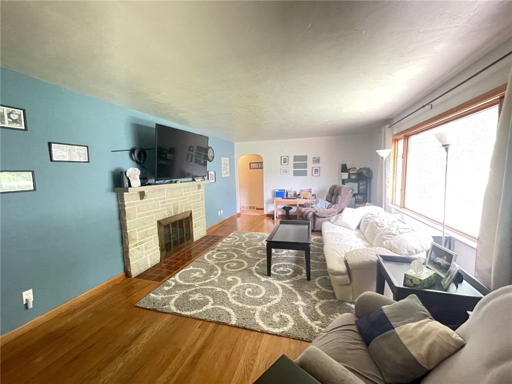 Image 4 of property listing at 229 Meadowbrook Road, Hermitage, PA 16148