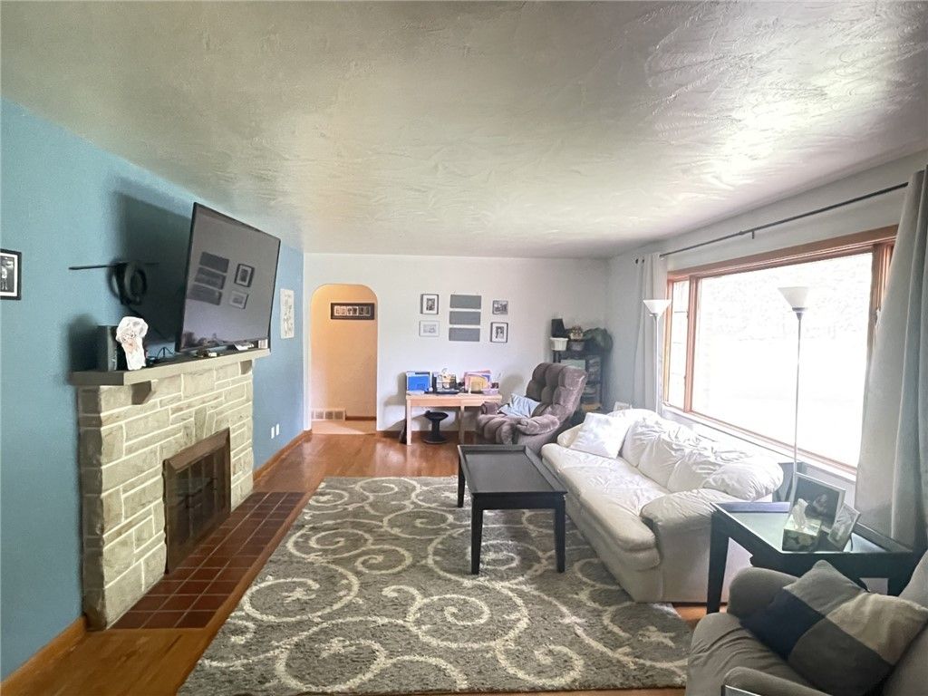Image 5 of property listing at 229 Meadowbrook Road, Hermitage, PA 16148