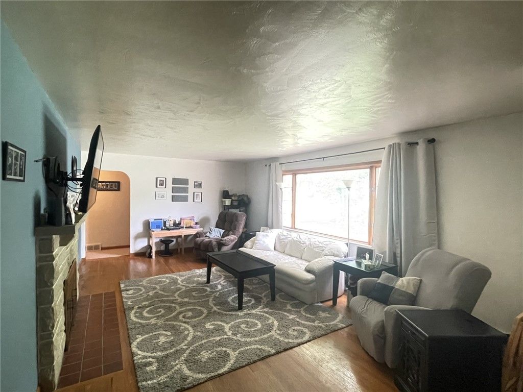Image 6 of property listing at 229 Meadowbrook Road, Hermitage, PA 16148
