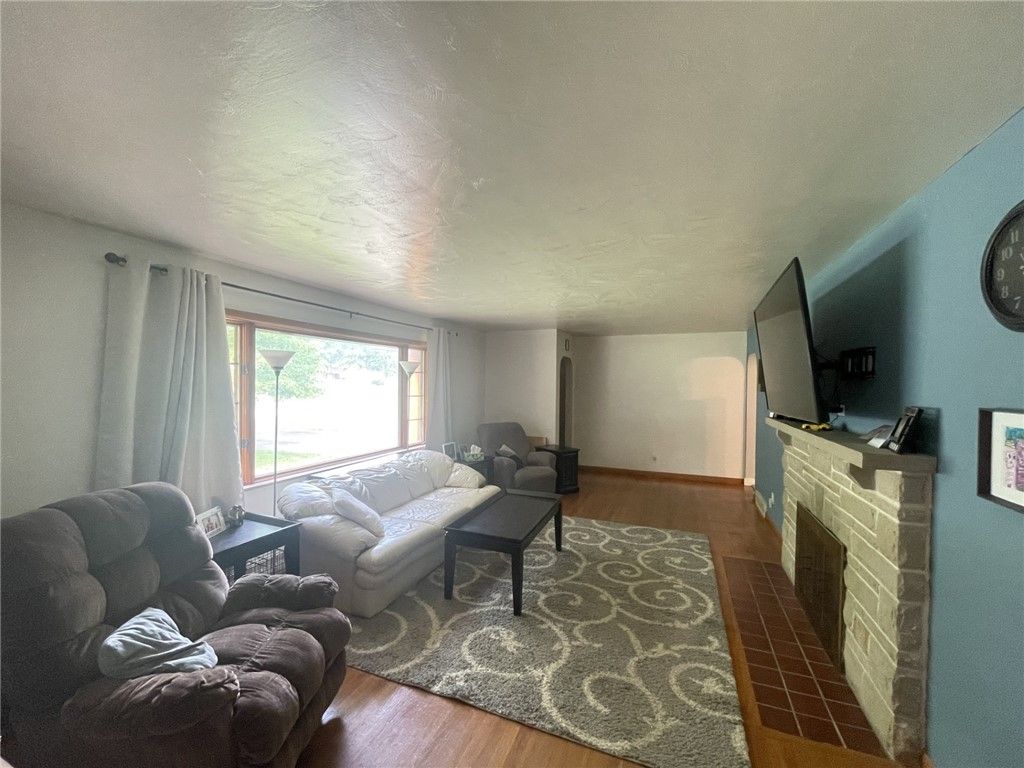 Image 7 of property listing at 229 Meadowbrook Road, Hermitage, PA 16148