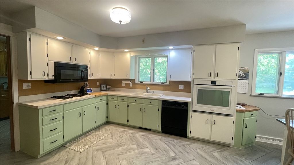 Image 8 of property listing at 229 Meadowbrook Road, Hermitage, PA 16148