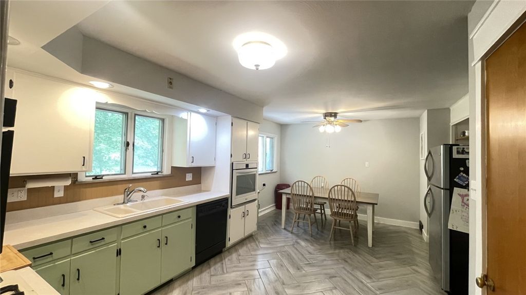 Image 9 of property listing at 229 Meadowbrook Road, Hermitage, PA 16148