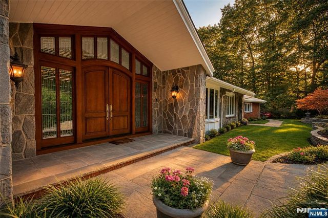 3 Highwood Place, Alpine, NJ 07620