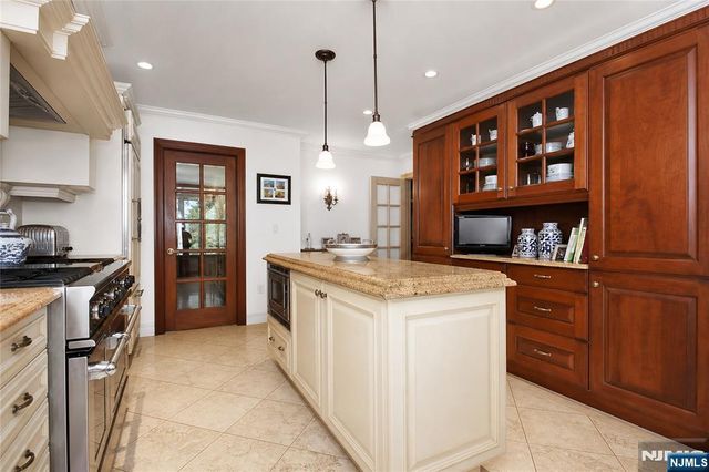 3 Highwood Place, Alpine, NJ 07620