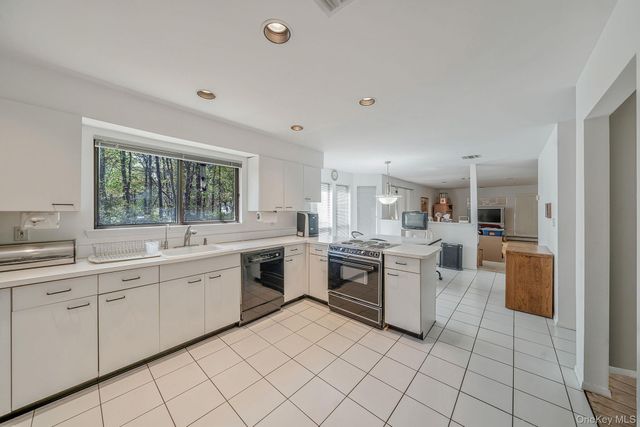 10 Lily Drive, South Setauket, NY 11720