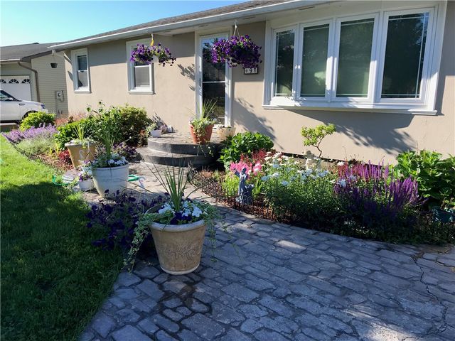 9 Cold Spring Circle, Gates, NY 14624