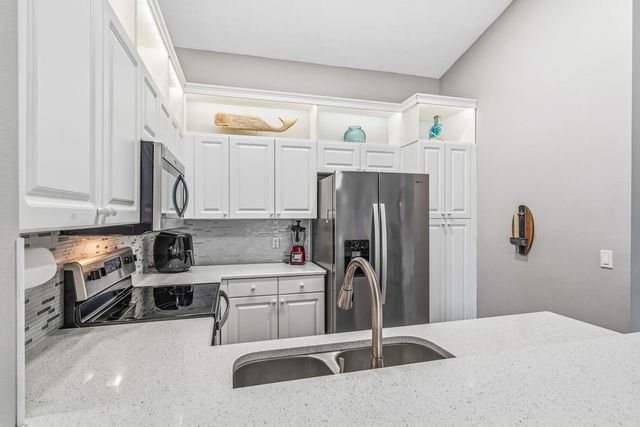 255 Grand Royale Circle 206, Vero Beach, FL 32962