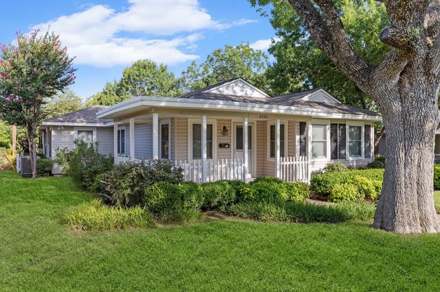 2200 Grandview Drive, Fort Worth, TX 76112