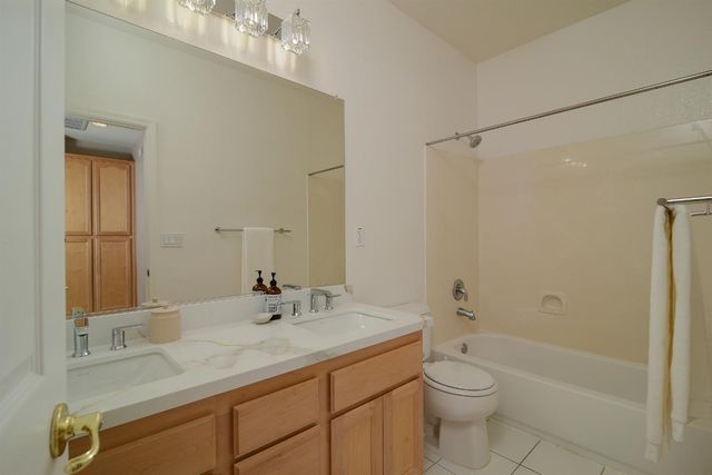 9465 Triathlon Ln, Elk Grove, CA 95758