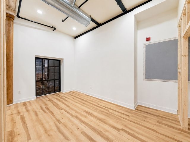 491 Dutton St 209, Lowell, MA 01852