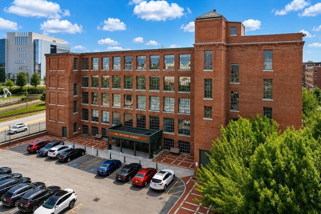 491 Dutton St 209, Lowell, MA 01852