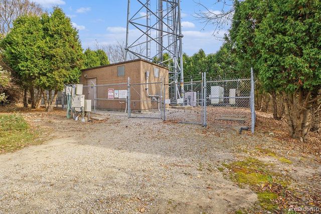 8815 E Holly Road, Holly, MI 48442