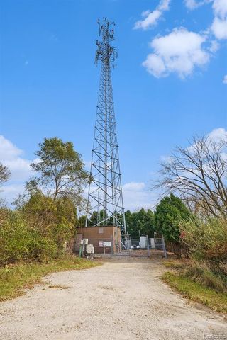 8815 E Holly Road, Holly, MI 48442