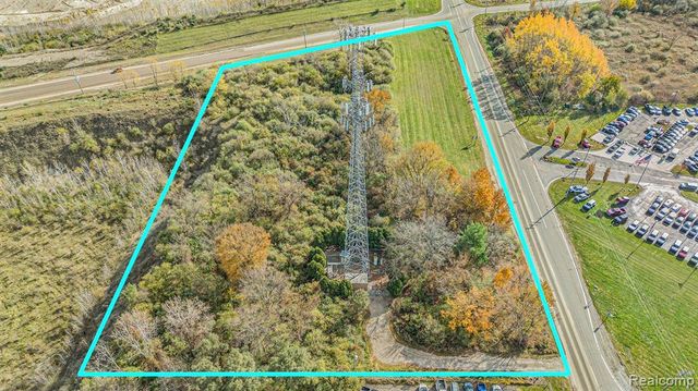 8815 E Holly Road, Holly, MI 48442
