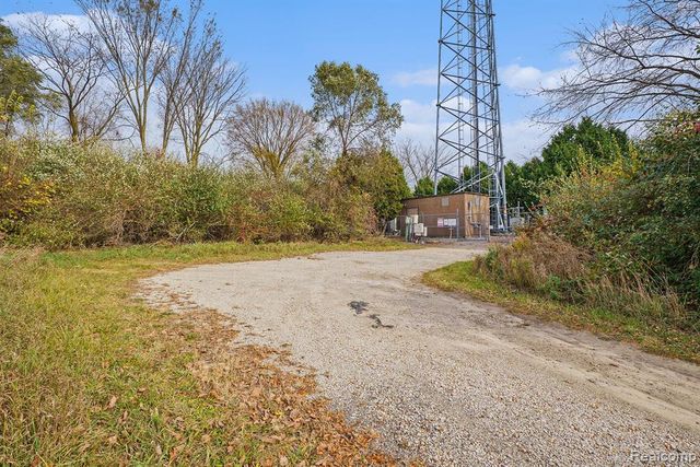8815 E Holly Road, Holly, MI 48442