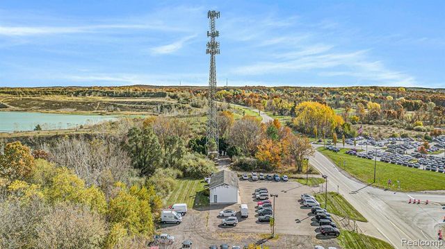 8815 E Holly Road, Holly, MI 48442