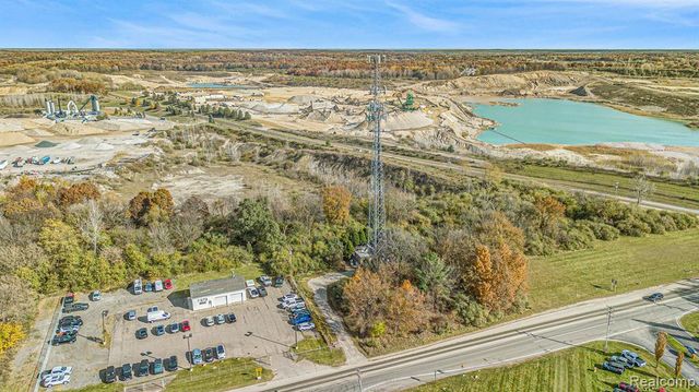 8815 E Holly Road, Holly, MI 48442