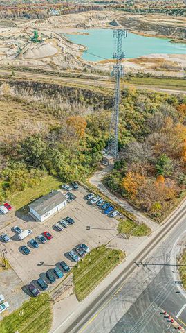 8815 E Holly Road, Holly, MI 48442