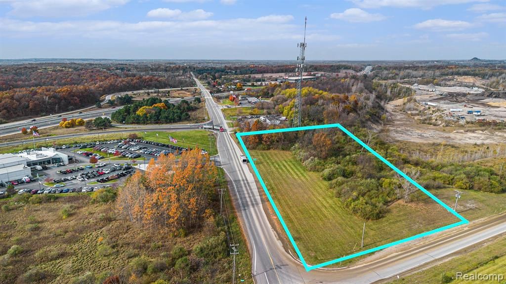 8815 E Holly Road, Holly, MI 48442