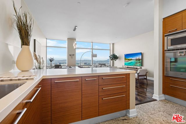 900 W Olympic Boulevard 40D, Los Angeles, CA 90015