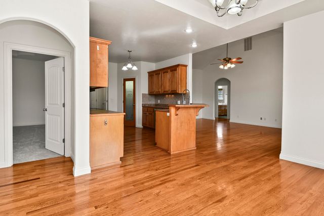 912 E Welch Street, Nixa, MO 65714