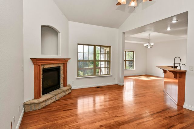 912 E Welch Street, Nixa, MO 65714