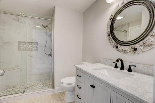 351 Lakeside Lane 102, Houston, TX 77058