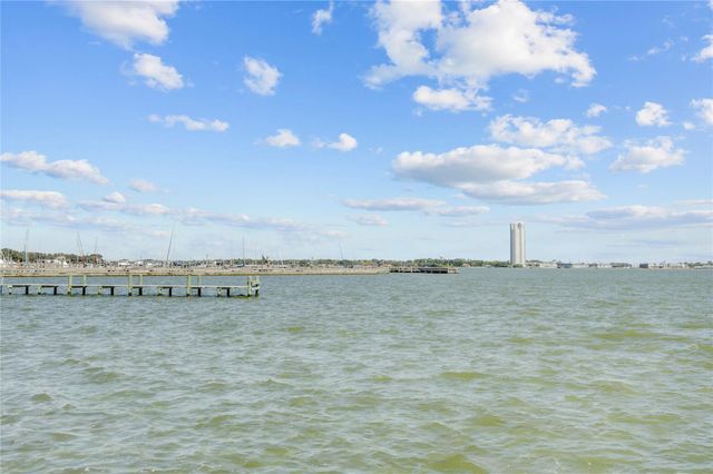 351 Lakeside Lane 102, Houston, TX 77058