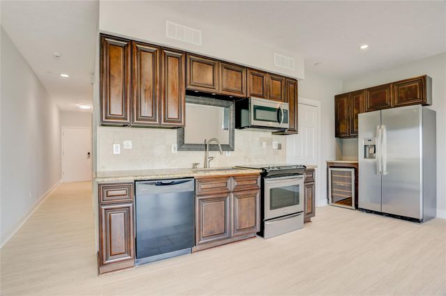 351 Lakeside Lane 102, Houston, TX 77058