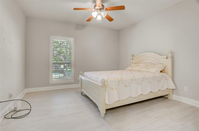 351 Lakeside Lane 102, Houston, TX 77058