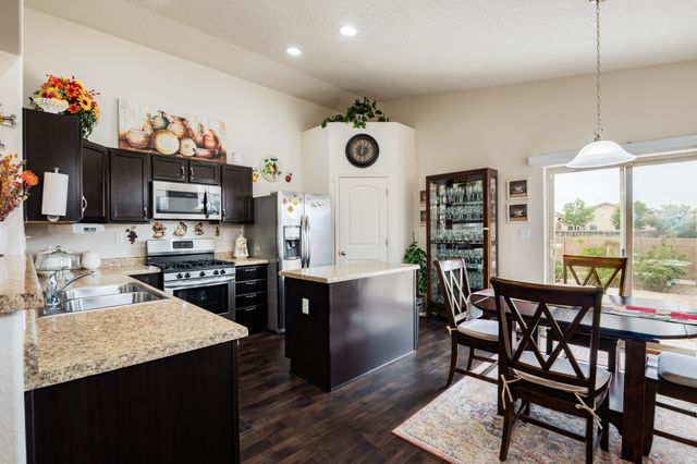 28 VISTA DEL CERRO Drive, Los Lunas, NM 87031
