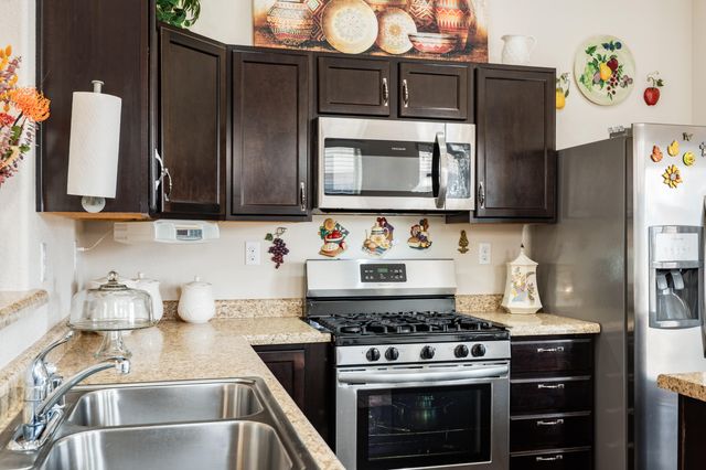 28 VISTA DEL CERRO Drive, Los Lunas, NM 87031