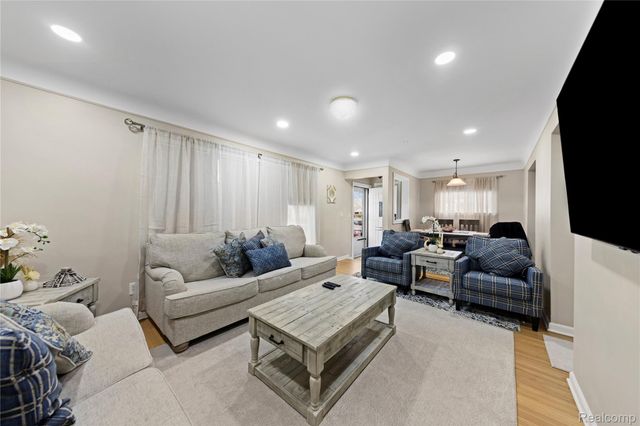 4692 McKinley Street, Dearborn Heights, MI 48125