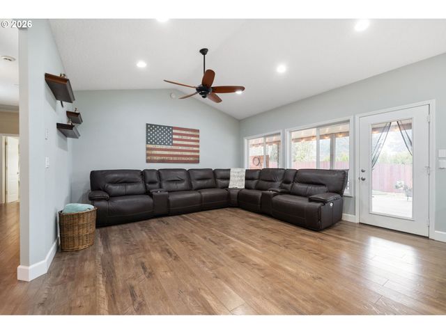 4527 Nw CENTER Ct, Camas, WA 98607