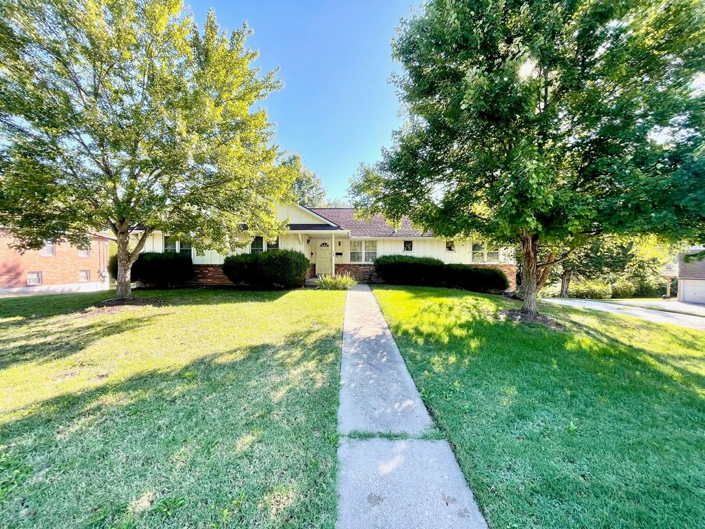 908 S FAIRVIEW RD, Columbia, MO 65203