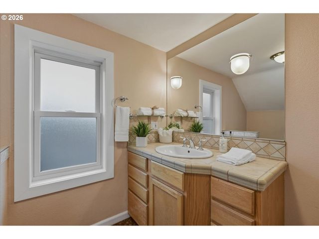 611 E 29TH St, Vancouver, WA 98663