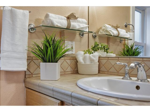 611 E 29TH St, Vancouver, WA 98663