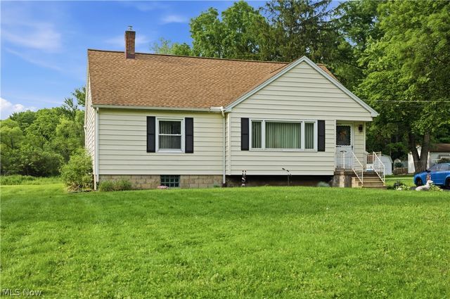 8225 Kenyon Drive SE, Warren, OH 44484