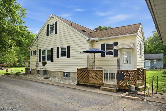 8225 Kenyon Drive SE, Warren, OH 44484