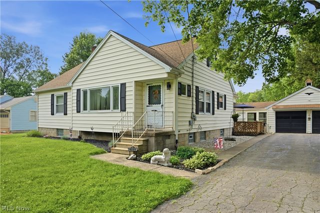 8225 Kenyon Drive SE, Warren, OH 44484