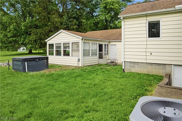 8225 Kenyon Drive SE, Warren, OH 44484