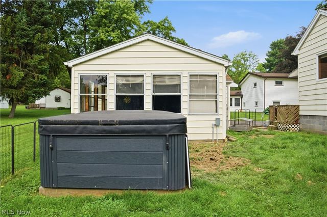 8225 Kenyon Drive SE, Warren, OH 44484
