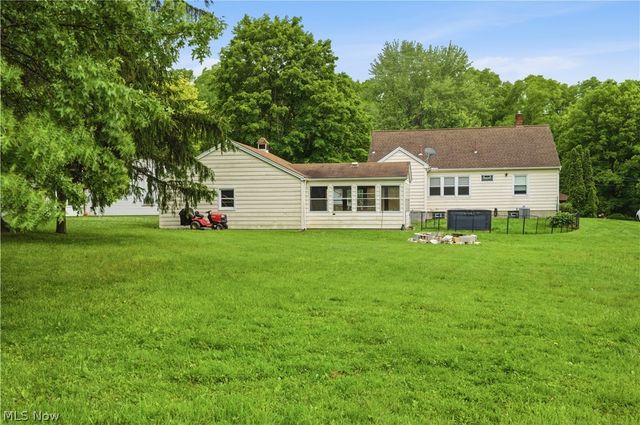 8225 Kenyon Drive SE, Warren, OH 44484