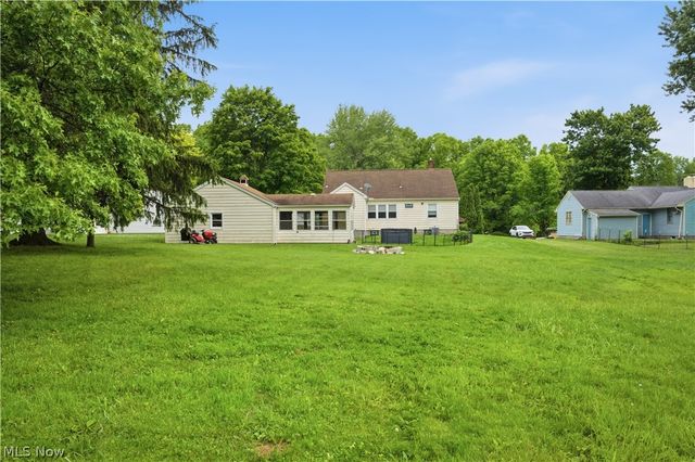 8225 Kenyon Drive SE, Warren, OH 44484