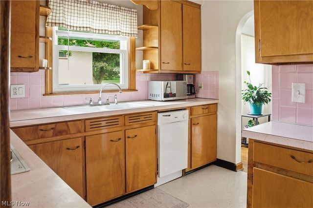 8225 Kenyon Drive SE, Warren, OH 44484