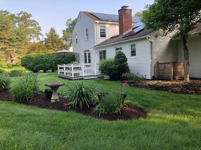 18 Bittersweet Ln, Wilbraham, MA 01095