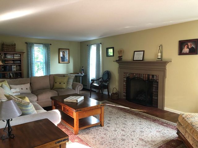 18 Bittersweet Ln, Wilbraham, MA 01095